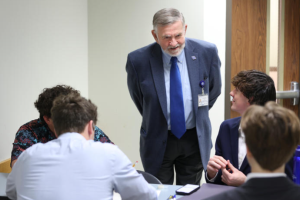 Dr. Michael Rankin in discussion with PEPP students. 